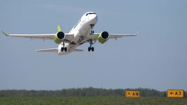 Самолет Bombardier CS300 латвийской авиакомпании airBaltic - Sputnik Беларусь