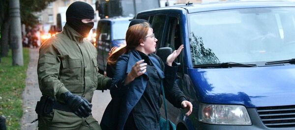 Задержание участницы акции - Sputnik Беларусь