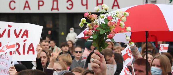 Акцыя ў падтрымку дзейнай улады і пратэстны марш у Мінску, відэа Акцыя ў падтрымку дзейнай улады і пратэстны марш у Мінску, відэа - Sputnik Беларусь