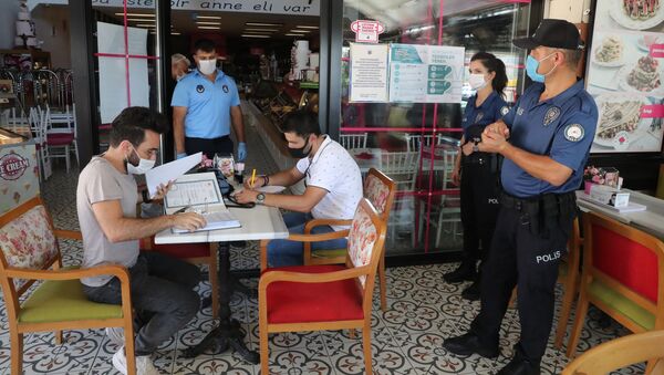 Турецкие полицейские и парамедики осматривают ресторан в связи с введением новых мер по борьбе с новым коронавирусом - Sputnik Беларусь