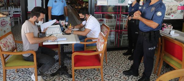 Турецкие полицейские и парамедики осматривают ресторан в связи с введением новых мер по борьбе с новым коронавирусом - Sputnik Беларусь