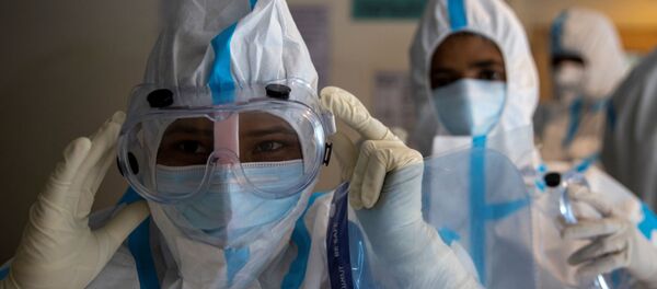 Медики в защитных костюмах - Sputnik Беларусь