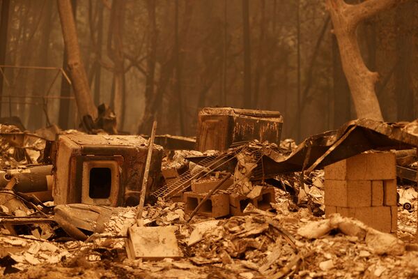Уничтожены сотни домов, жертвами огня стали три человека - Sputnik Беларусь