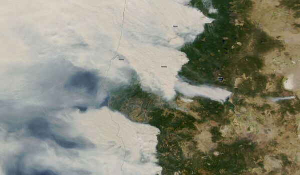 Фотография лесных пожаров из космоса, сделанная агентством NASA - Sputnik Беларусь