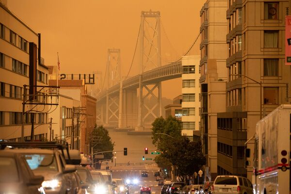 Мост между Сан-Франциско и Оклендом в дыму от лесных пожаров - Sputnik Беларусь