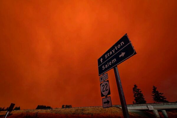 Красное небо и густой дым в Салем-Сити, штат Орегон, США - Sputnik Беларусь