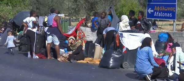 Мигранты остались без дома после пожара в лагере Мория– видео Мигранты остались без дома после пожара в лагере Мория– видео - Sputnik Беларусь