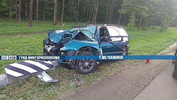 Водитель легкового авто врезался в осветительную мачту на МКАД - Sputnik Беларусь