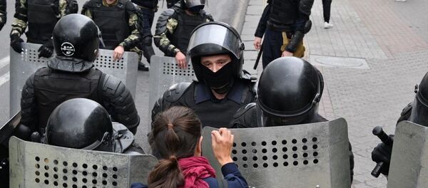 ОМОН и протестующие в Минске 30 августа - Sputnik Беларусь