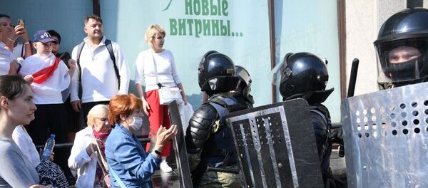 ОМОН и протестующие в Минске 30 августа - Sputnik Беларусь