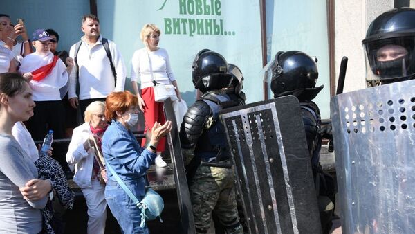 ОМОН и протестующие в Минске 30 августа - Sputnik Беларусь