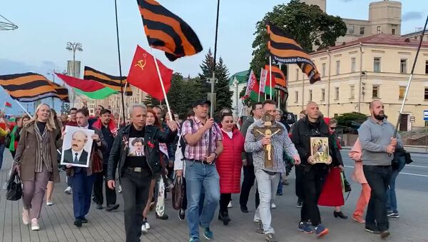 Шествие-крестный ход сторонников Лукашенко прошло в Минске, видео - Sputnik Беларусь
