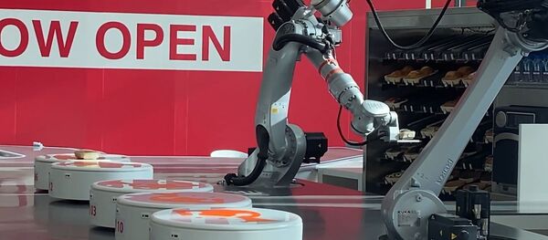  В Дубае открылось кафе, которым управляют роботы, видео - Sputnik Беларусь