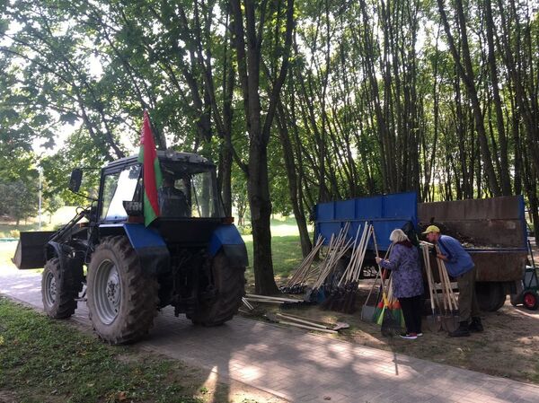 Гуляний нет, есть субботник: как белорусы отмечали день рождения Минска Гуляний нет, есть субботник: как белорусы отмечали день рождения Минска - Sputnik Беларусь