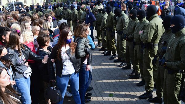 Участницы несанкционированного женского марша Подруга за подругу и сотрудники правоохранительных органов - Sputnik Беларусь