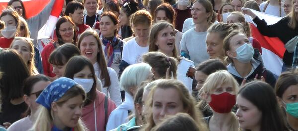 Сяброўка за сяброўку: як прайшоў жаночы марш у Мінску – відэа - Sputnik Беларусь