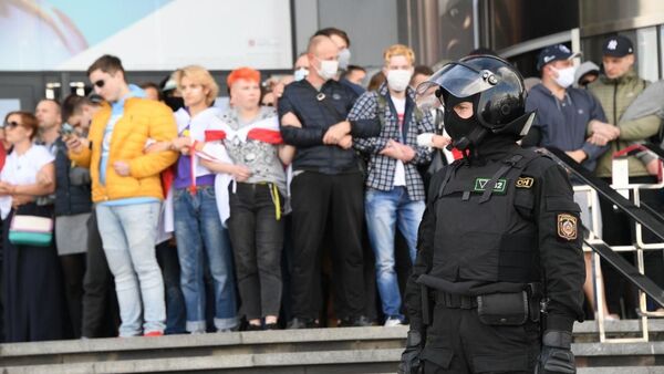 Участники акции протеста на проспекте Победителей в Минске - Sputnik Беларусь