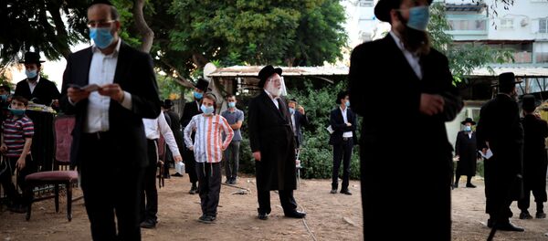 Израильтяне в масках, архивное фото - Sputnik Беларусь