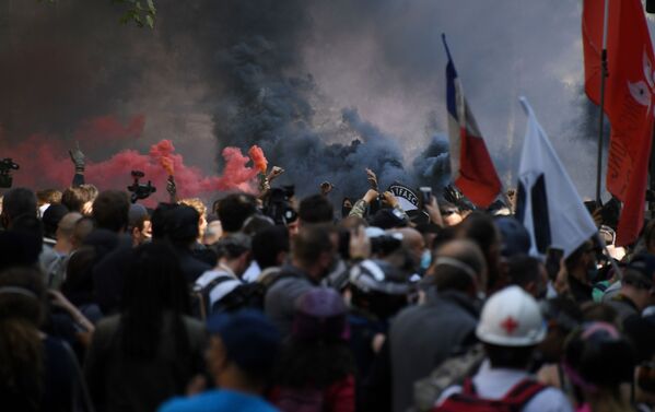 Полицейские задержали 256 человек в день акций движения желтых жилетов в Париж - Sputnik Беларусь