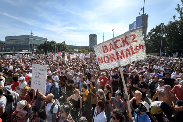 Швейцарцы принимают участие в акции протеста в Женеве против обязательного ношения масок - Sputnik Беларусь