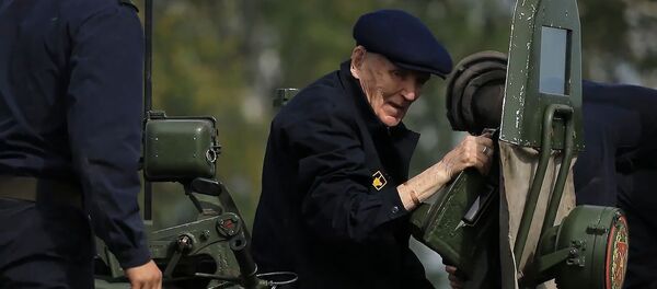 Сюрприз в День танкиста: ветерана прокатили на модернизированном Т-72 - Sputnik Беларусь