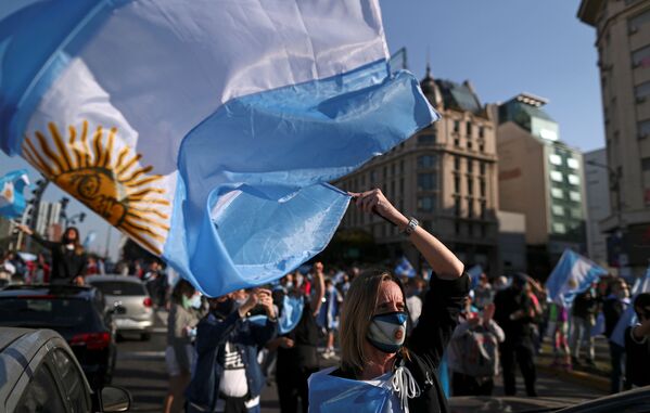 Демонстранты вышли с флагами на акцию протеста против карантина и политики правительства Аргентины - Sputnik Беларусь