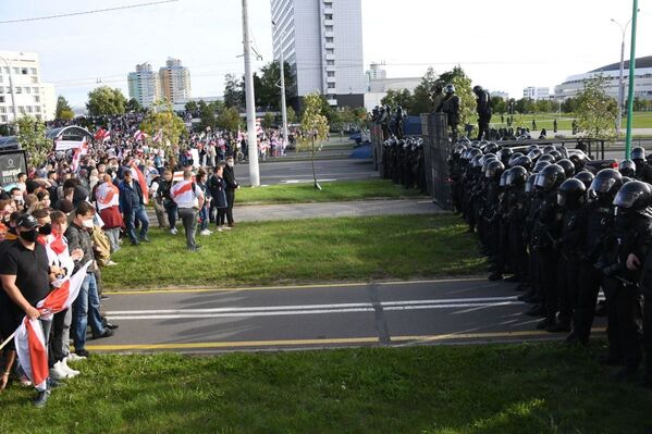 Участники воскресной несанкционированной акции протеста в Минске 13 сентября - Sputnik Беларусь