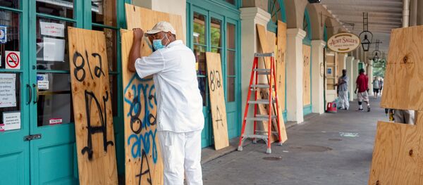 Жители Нового Орлеана готовятся к приходу урагана - Sputnik Беларусь