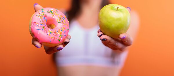 Пончик и яблоко, архивное фото - Sputnik Беларусь