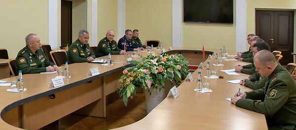 Шойгу обсудил вопросы по военному сотрудничеству Москвы и Минска – видео  - Sputnik Беларусь