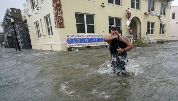 Мужчина на затопленной улице во время урагана Салли в США  - Sputnik Беларусь