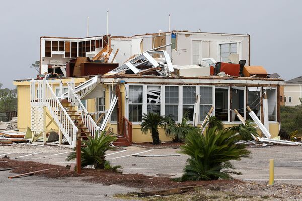 Разрушенный дом в Пердидо Ки, Флорида, после прохождения урагана Салли в США - Sputnik Беларусь