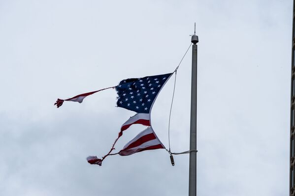 Разорванный американский флаг из-за урагана Салли в США  - Sputnik Беларусь