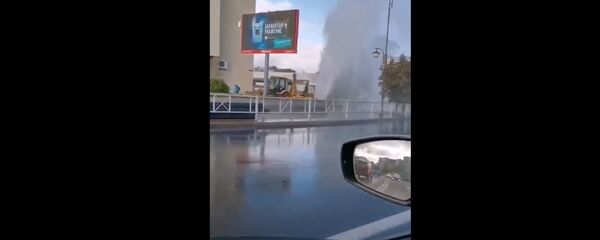 В центре Гродно прорвало водопровод, видео - Sputnik Беларусь