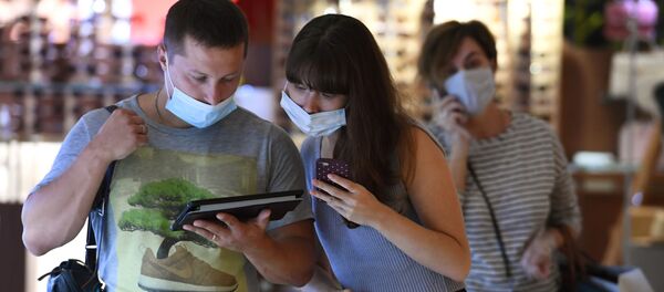 Посетители торгового центра в защитных масках - Sputnik Беларусь