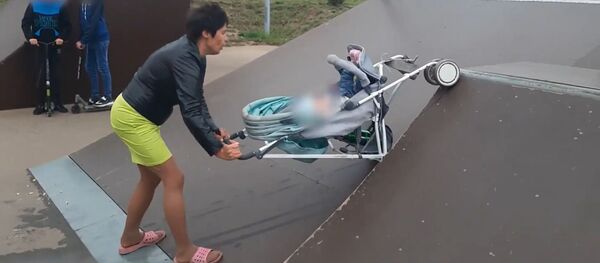 Видеофакт: горе-мать под алкоголем уронила ребенка и затеяла драку - Sputnik Беларусь