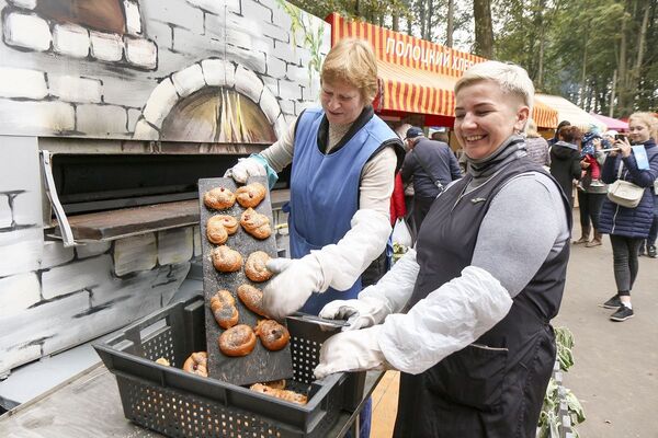 Мала гандляроў, шмат турыстаў: як прайшло традыцынае свята журавін на Міёршчыне - Sputnik Беларусь