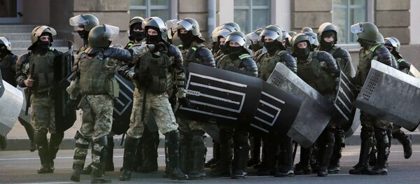 Работа сотрудников правоохранительных органов на акциях протеста в Минске Работа сотрудников правоохранительных органов на акциях протеста в Минске - Sputnik Беларусь
