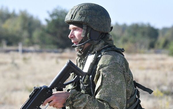 Десантники нашли общий язык и уничтожили условных террористов Десантники нашли общий язык и уничтожили условных террористов - Sputnik Беларусь