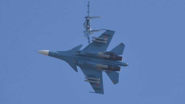 Имитация воздушного боя в небе над полигоном - Sputnik Беларусь