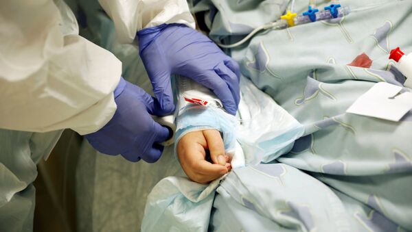  Медсестра оказывает медицинскую помощь пациенту в отделении коронавирусной инфекции - Sputnik Беларусь
