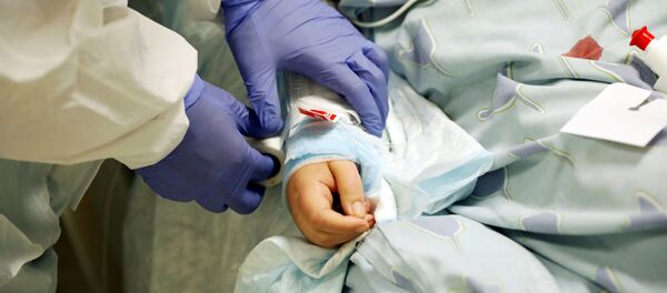  Медсестра оказывает медицинскую помощь пациенту в отделении коронавирусной инфекции - Sputnik Беларусь