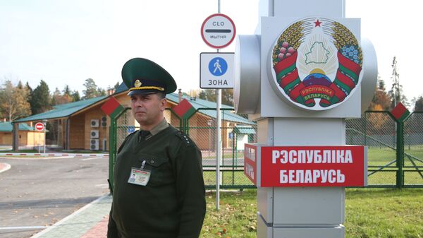 Пограничник у пограничного перехода между Беларусью и Польшей Переров - Sputnik Беларусь