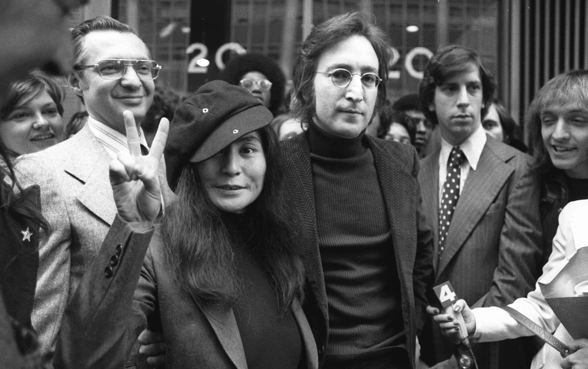 Вдова леннона. Жена Битлз Йоко. John Lennon and Yoko Ono. Джон Леннон 1972. Йоко оно Битлз.