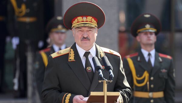 Александр Лукашенко обращается к военнослужащим после завершения церемонии инаугурации - Sputnik Беларусь