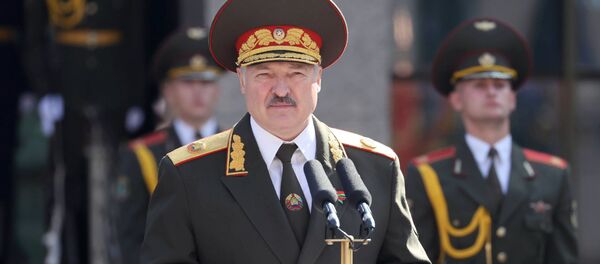 Александр Лукашенко обращается к военнослужащим после завершения церемонии инаугурации - Sputnik Беларусь