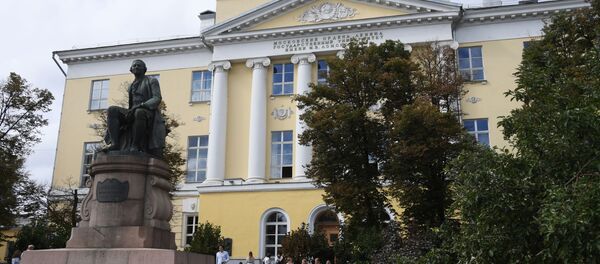 Помнік М. В. Ламаносаву і будынак факультэта журналістыкі Маскоўскага дзяржаўнага ўніверсітэта імя М. В. Ламаносава Помнік М. В. Ламаносаву і будынак факультэта журналістыкі Маскоўскага дзяржаўнага ўніверсітэта імя М. В. Ламаносава - Sputnik Беларусь