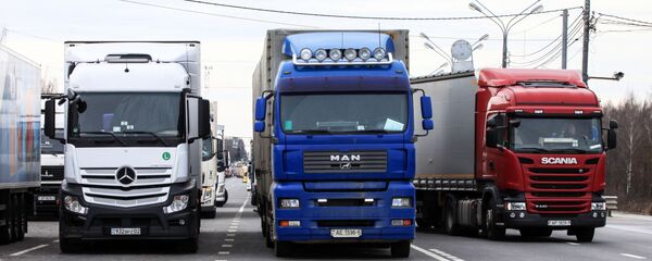 Грузовые фуры на пропускном пункте Красная горка на магистрали М-1 на границе России и Беларуси - Sputnik Беларусь