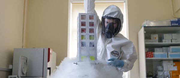 Сотрудник Национального исследовательского центра им. Гамалеи в лаборатори - Sputnik Беларусь