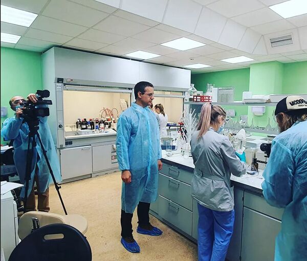 Блогер из Уругвая первым посетил фабрику по производству вакцины Sputnik V Блогер из Уругвая первым посетил фабрику по производству вакцины Sputnik V - Sputnik Беларусь